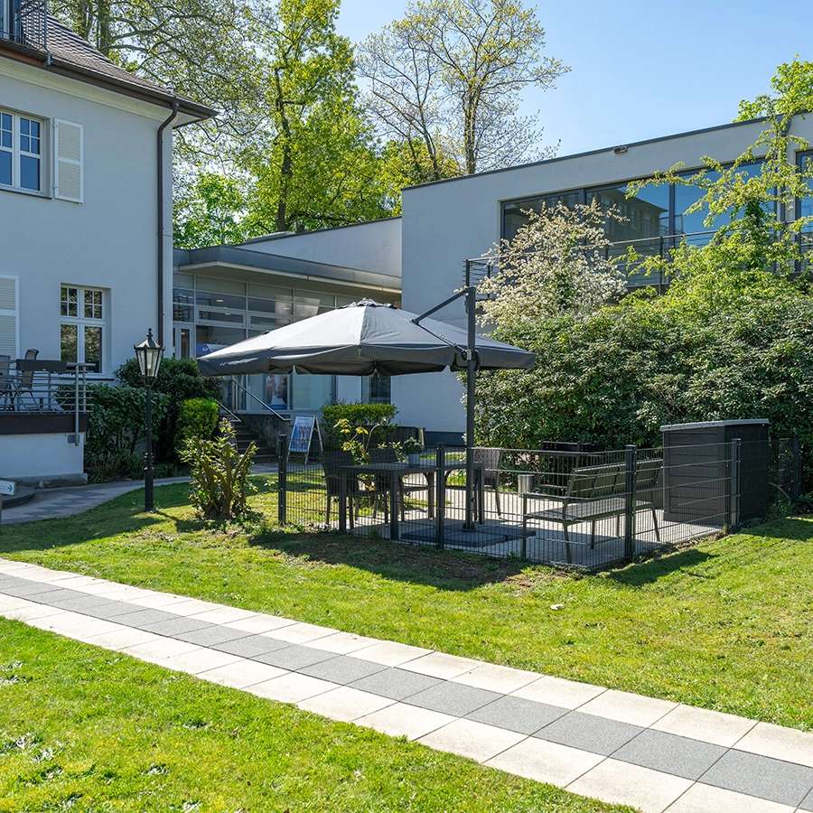 Außenaufnahme des WG-Gebäudes mit Garten