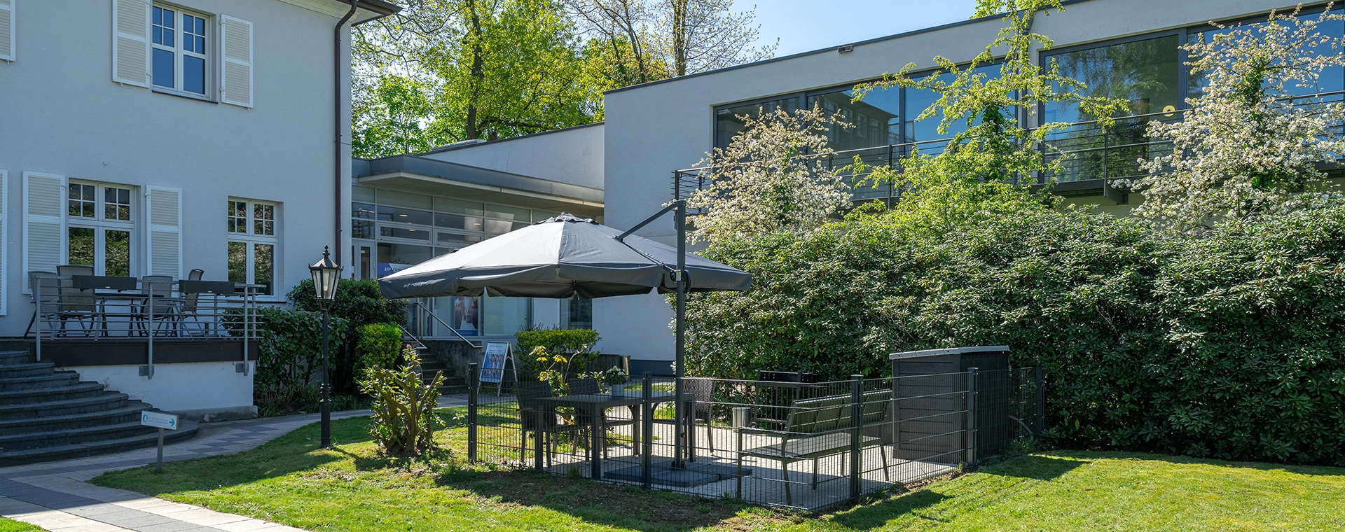 Außenaufnahme des WG-Gebäudes mit Garten
